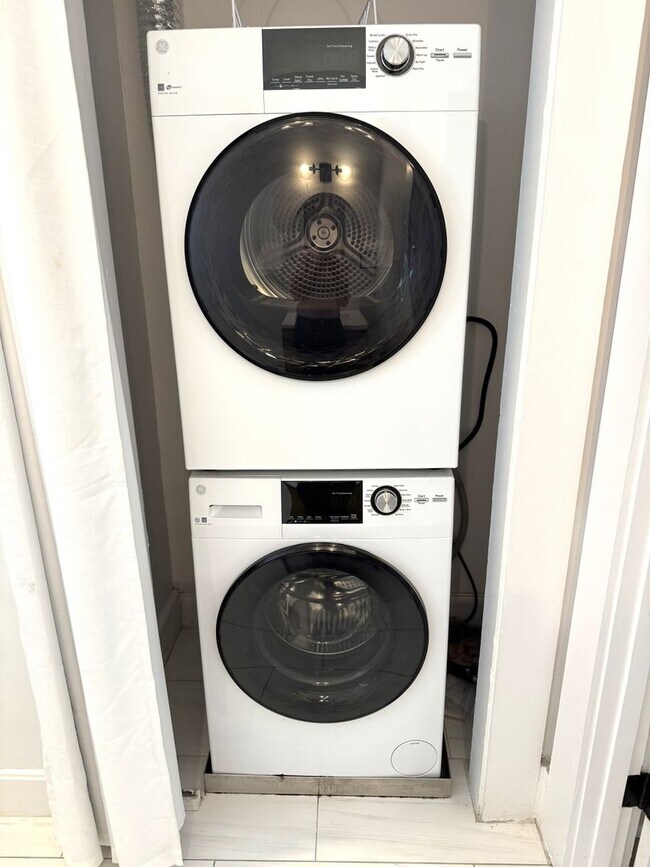 Building Photo - 1618ELL