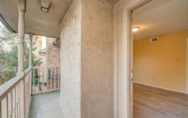 Building Photo - 10615 Briar Forest Dr