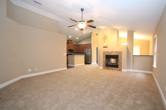 Building Photo - "Luxurious 3-Bedroom, 2-Bath Pet-Friendly ...