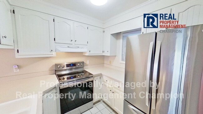 Building Photo - Spacious End Unit Townhome with Private De...