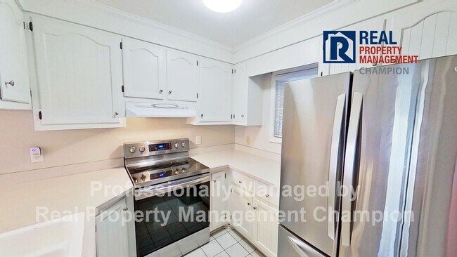 Building Photo - Spacious End Unit Townhome with Private Decks on Two Levels