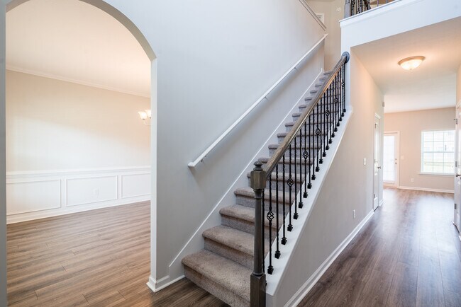 Building Photo - 647 Red Oak Ln