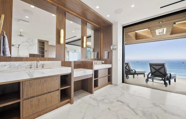 Building Photo - Luxury Coastal Escape w/ Resort-Style Amen...