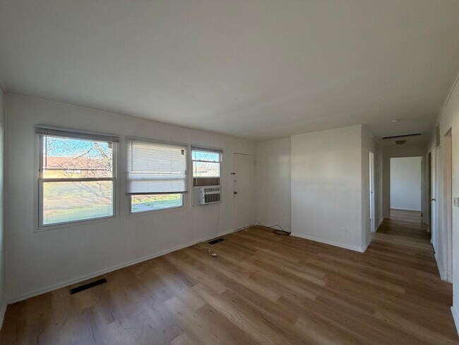 Building Photo - 1440 Azalea Dr