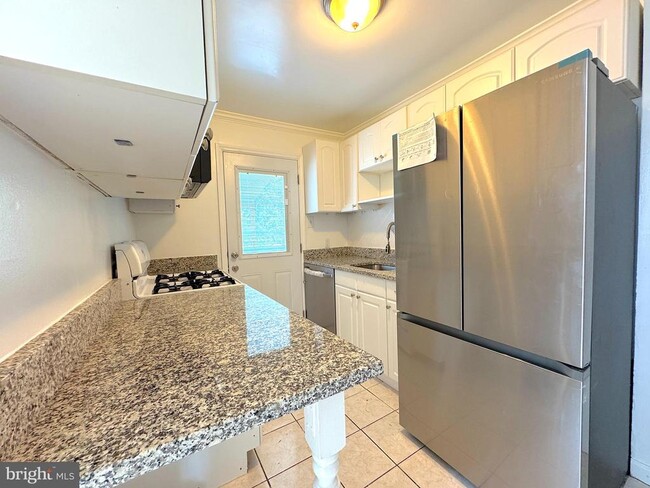 Building Photo - 5700 Fenwick Dr
