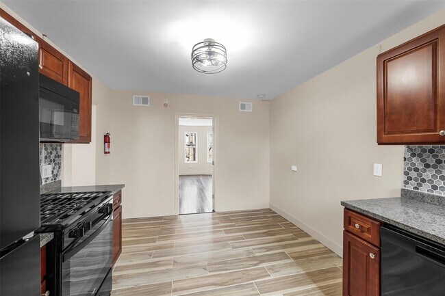 Building Photo - 135 3rd St