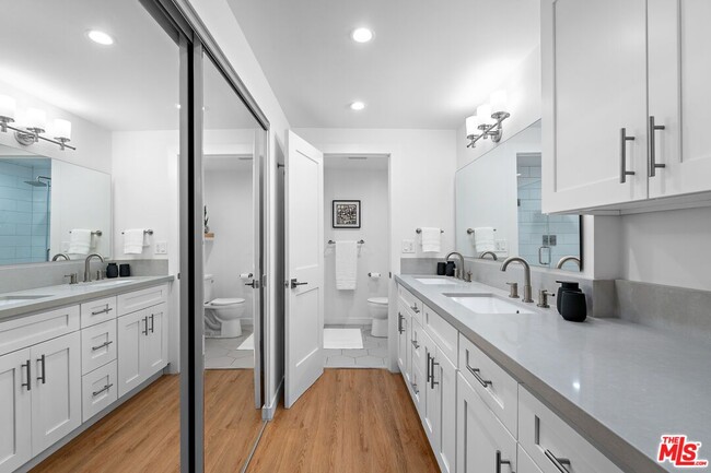 Building Photo - 321 S San Vicente Blvd