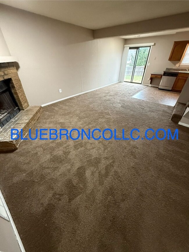 Building Photo - Spacious unit with granite counter tops and stainless steel appliances