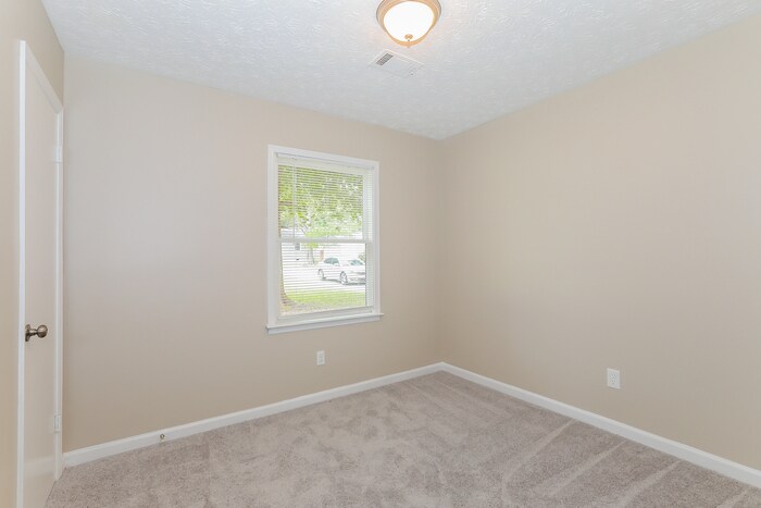 Building Photo - 570 Lakeridge Cir SE