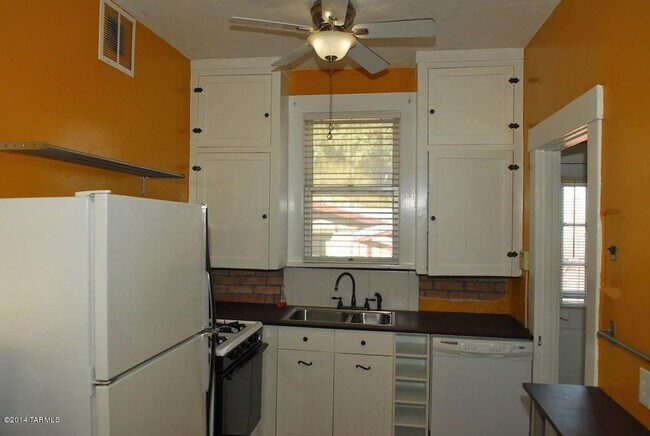 Building Photo - Spacious 3-Bedroom Home in Central Tucson