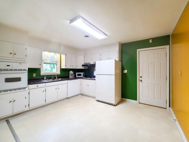 Building Photo - Rent Ready! National Hills Ranch Move in R...