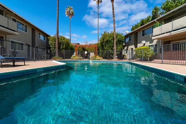 Building Photo - 465 Calderon Ave