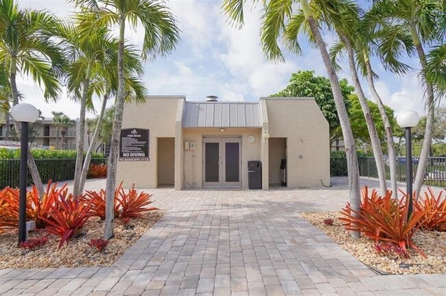 Building Photo - 7 Royal Palm Way