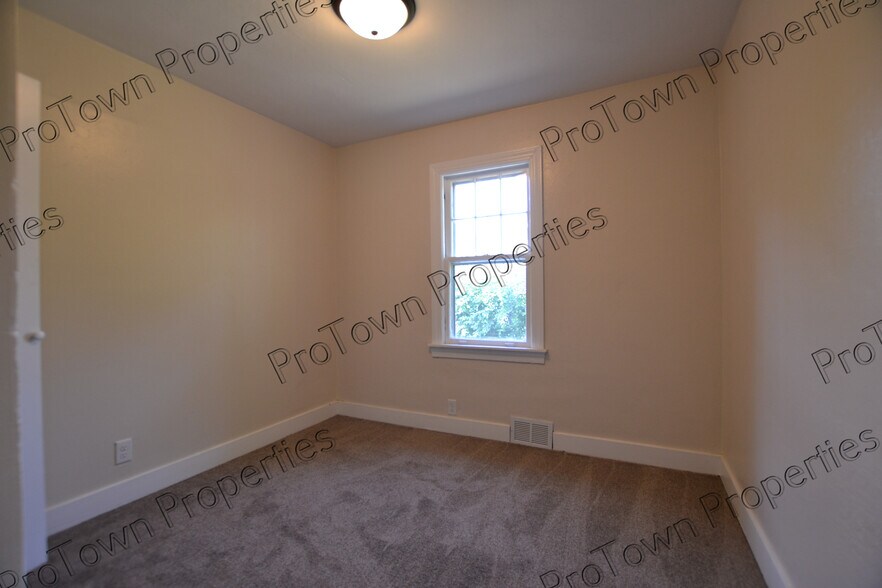 Building Photo - 509 W Oak Ave