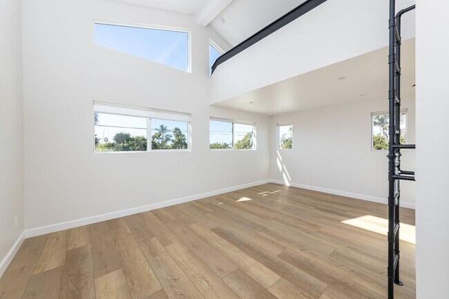 Building Photo - Encinitas studio with loft
