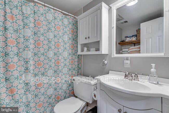 Building Photo - 912 Green St