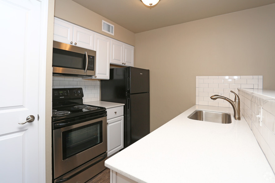 1BR, 1BA - 650SF - Kitchen - The Terraces at Lakehurst