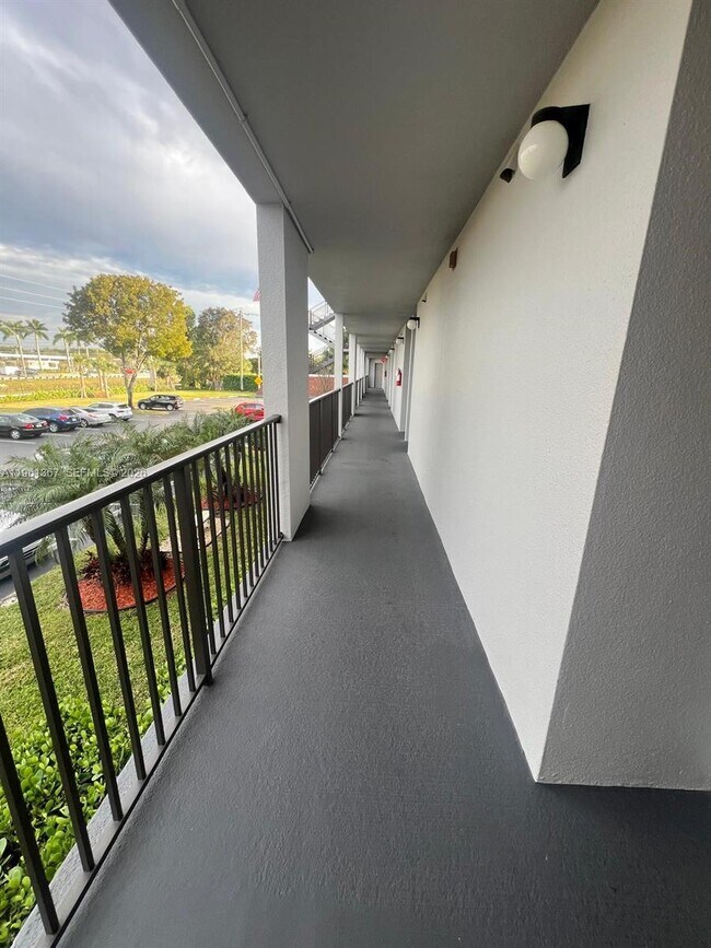 Building Photo - 1400 SW 124th Terrace