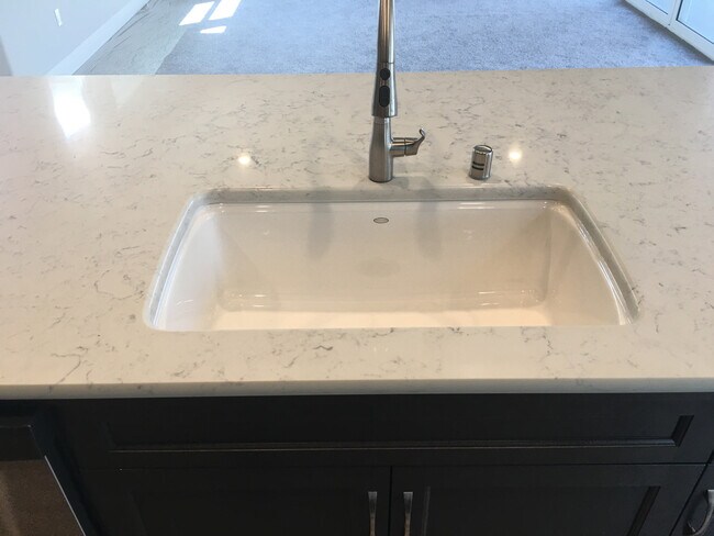 Building Photo - BEAUTIFUL ALMOST NEW HOME IN CLOVIS!