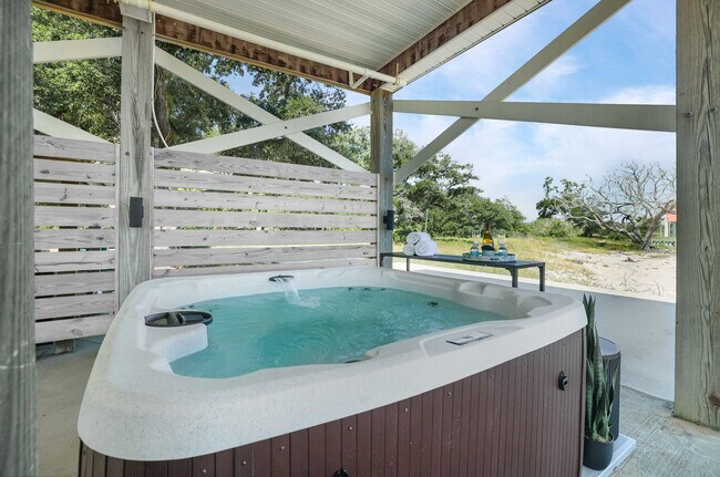 Building Photo - 6717 Belle Fontaine Dr