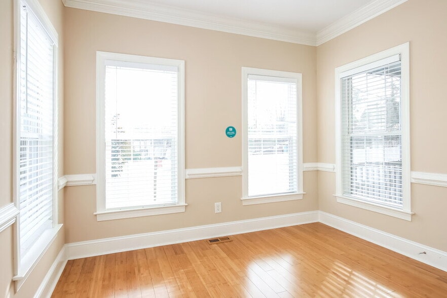 Building Photo - 2012 Watsonia Dr