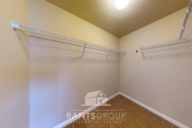 Building Photo - Gorgeous 4 Bed/2.5 Bath Pet-Free Home in Horizon Pointe!