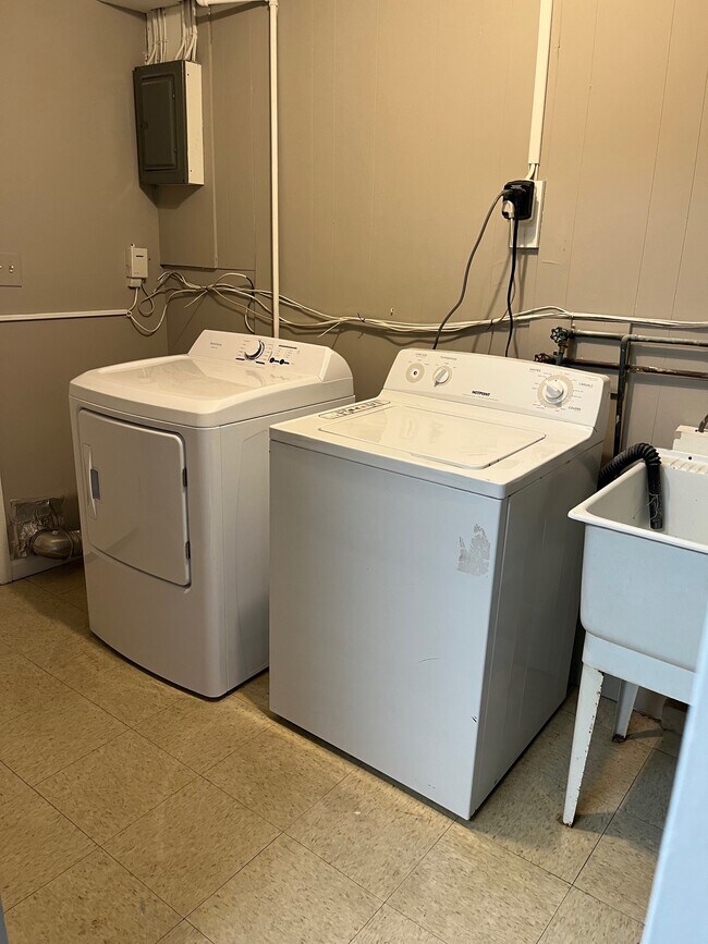 Building Photo - 8517 Pioneer Dr