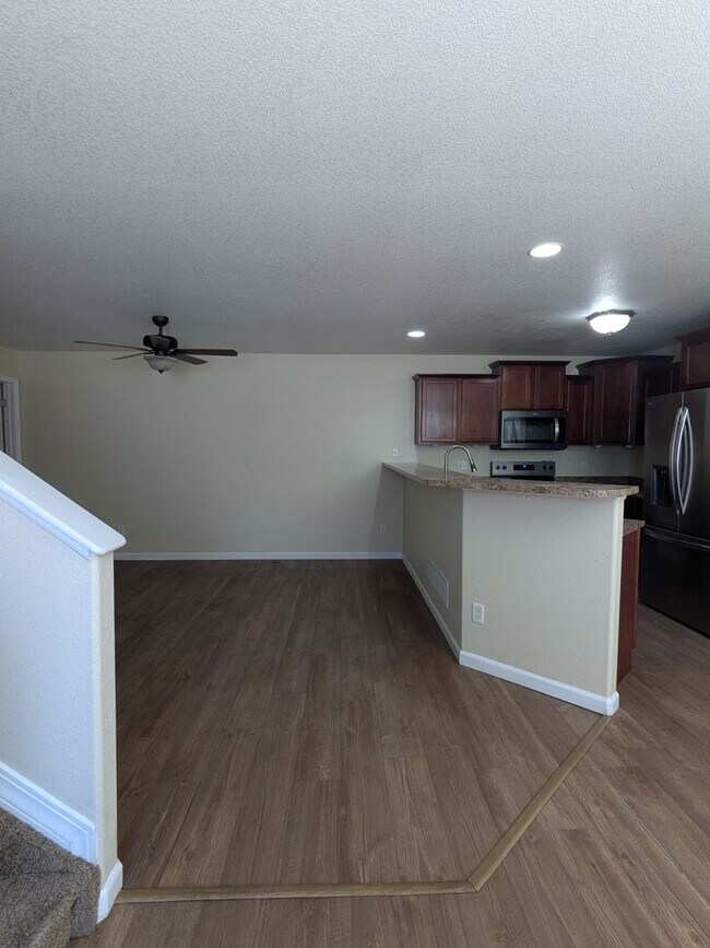 Building Photo - Beautiful 2 Story Townhome with 3 Car Garage!