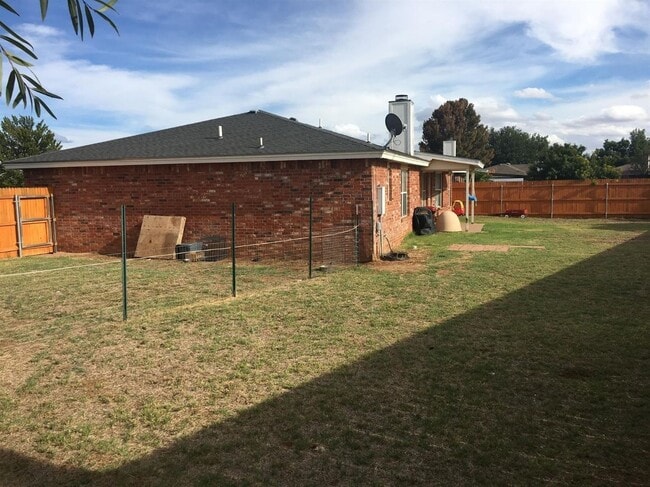 Building Photo - Available JULY 1st! Beautiful clean open concept home!