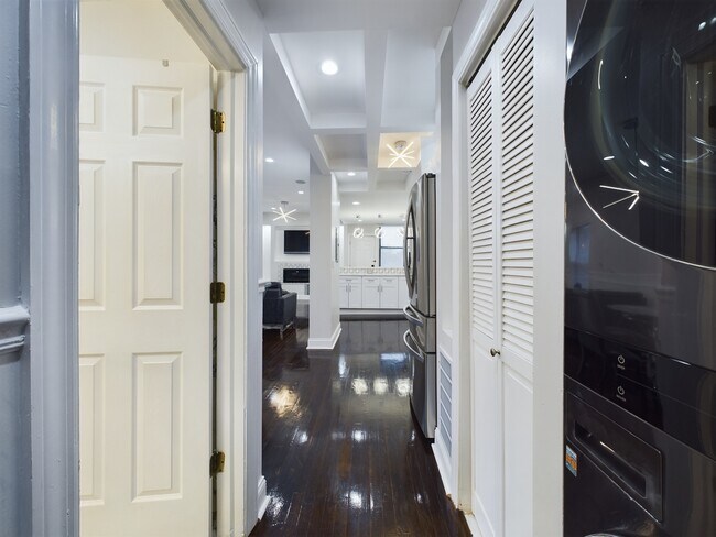 Building Photo - 5005 S Prairie Ave