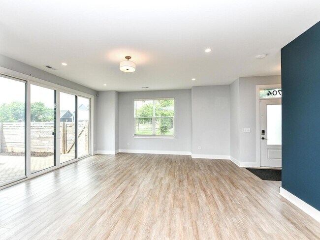 Building Photo - 1704 Rosette Wy
