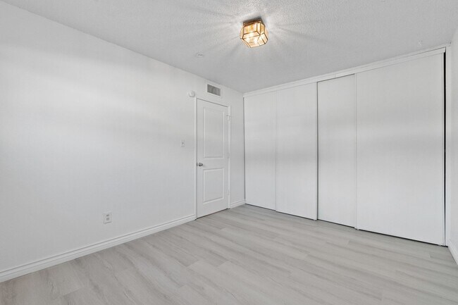 Building Photo - Welcome to this modern, remodeled condo!