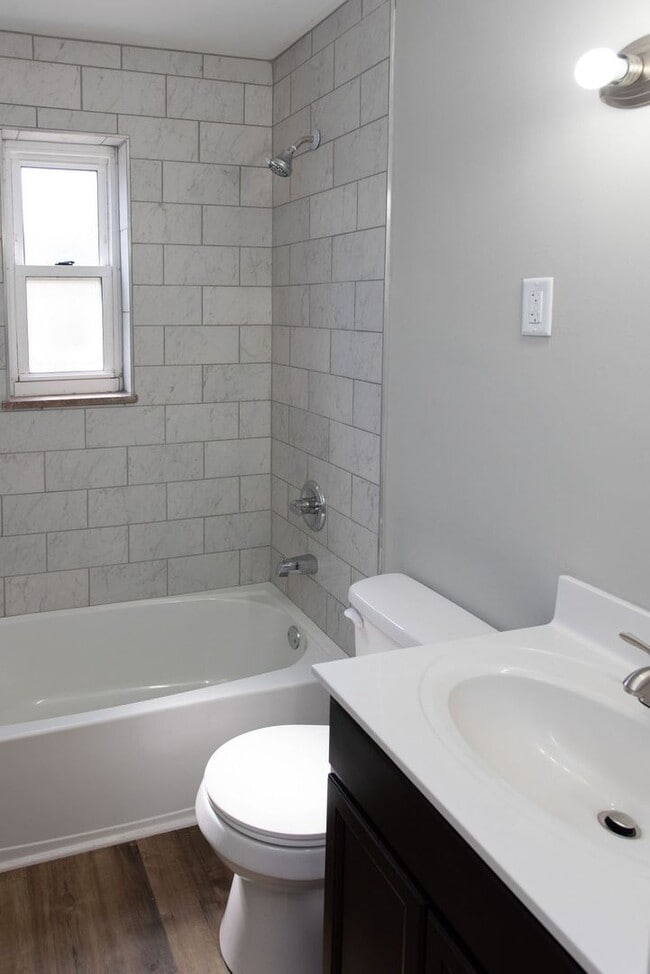 Building Photo - COVEDALE - 3+ bedroom brick cape cod  with one garage built in garage