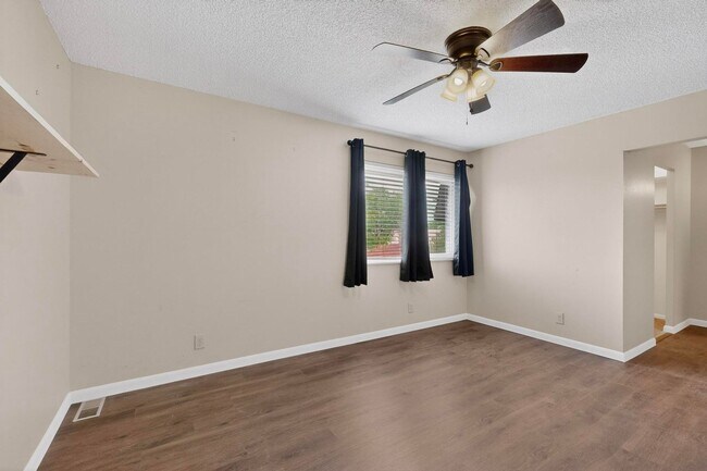 Building Photo - NE Affordable 2/BD 1/BA 1/CG 2nd Story NE Condo