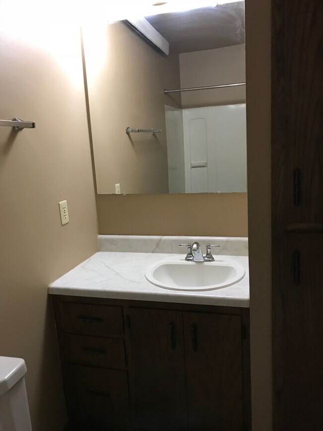 Building Photo - 718/720 6th St NE