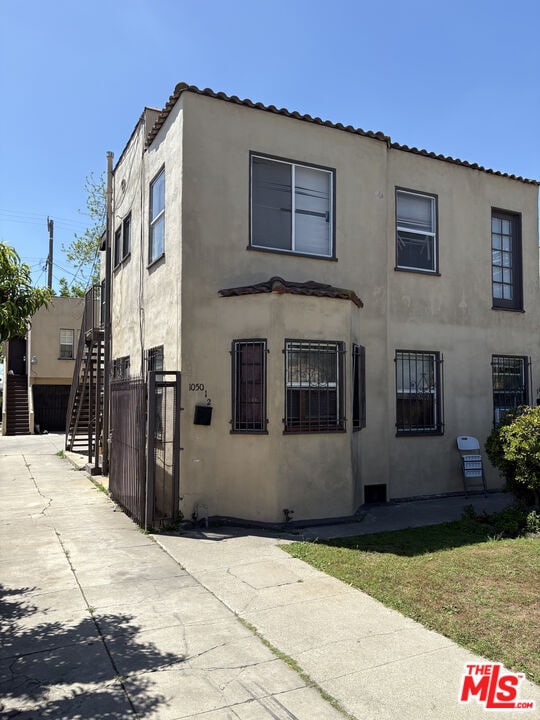 Building Photo - 1050 W 60th Pl