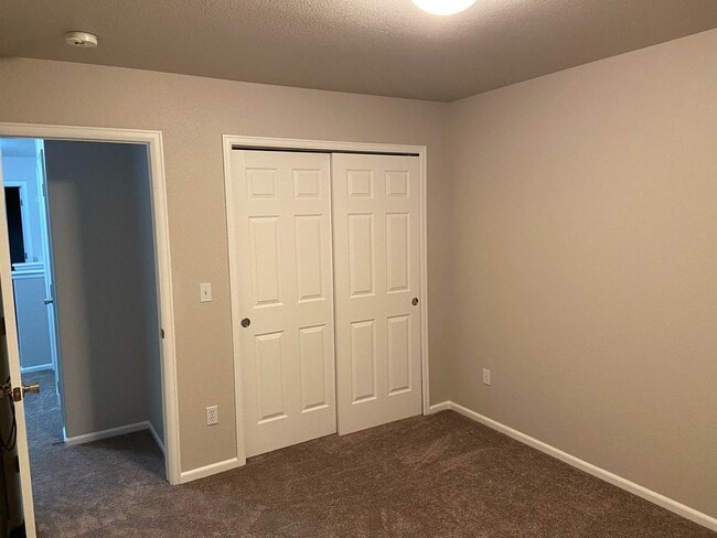 Building Photo - Newly Updated 3Bed/3Bath Townhome Near Ft Carson!
