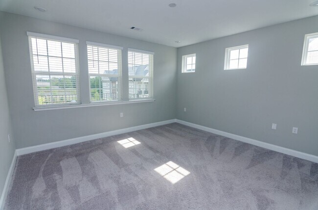 Building Photo - Stunning Condo with Garage space