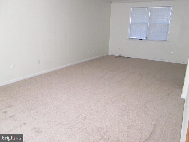 Building Photo - 1300 Treasure Dr