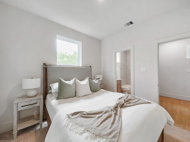 Building Photo - 859 Rachel St