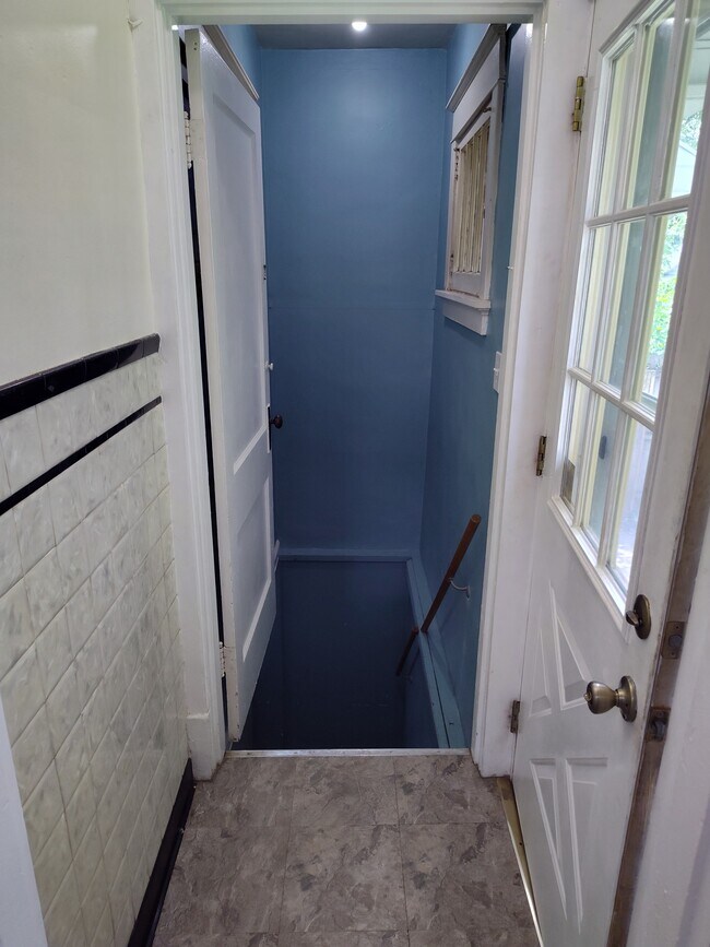 Building Photo - 5423 Rolston Ave