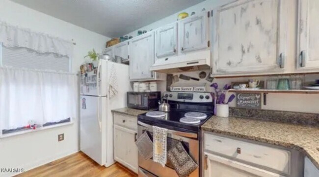 Building Photo - 2BR/ 1.5BA Townhouse in Bearden w/ 1 car garage