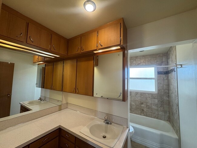 Building Photo - Move in special-HALF off first month's rent!