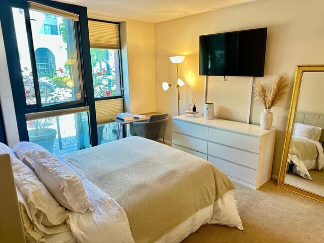 Building Photo - Beautiful 2 Bd 2 BA Condo Prime Marina Dis...