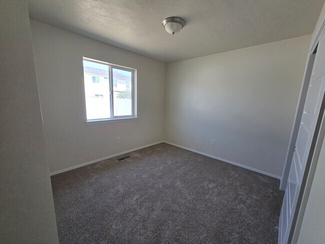 Building Photo - For Rent: 3 Bedroom, 2 Bath Home – $1,900/month