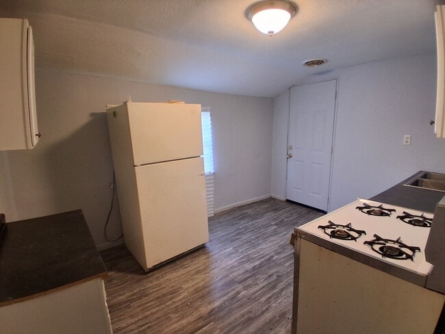 Building Photo - 903 Jewell-