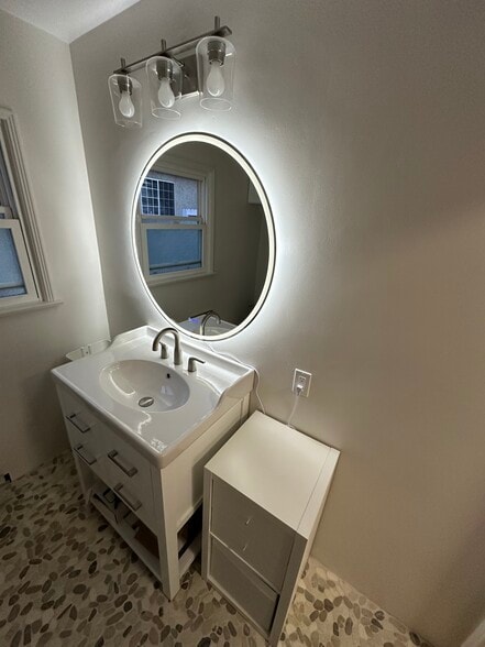 Hallway bathroom - 1033 Pearl St