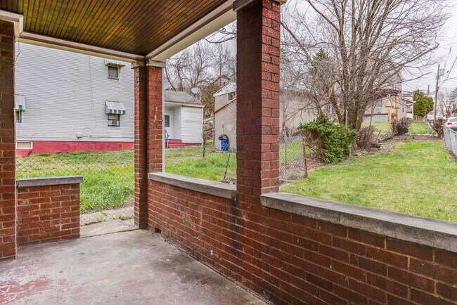 Building Photo - AVAILABLE JUNE 2026! - 2 Bedroom Suburban Vibes in the HEART of the City!!