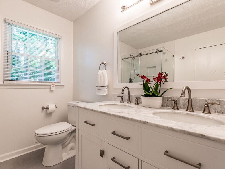 Building Photo - 4133 Thornwall Dr