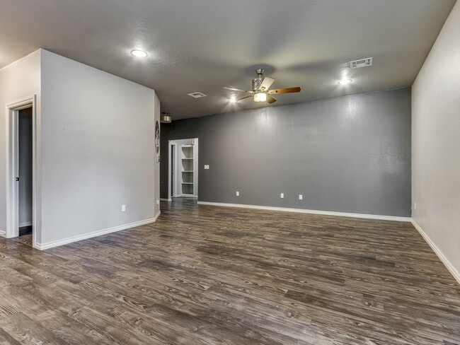 Building Photo - Newer Home + Putnam City Schools + 3 bedrooms